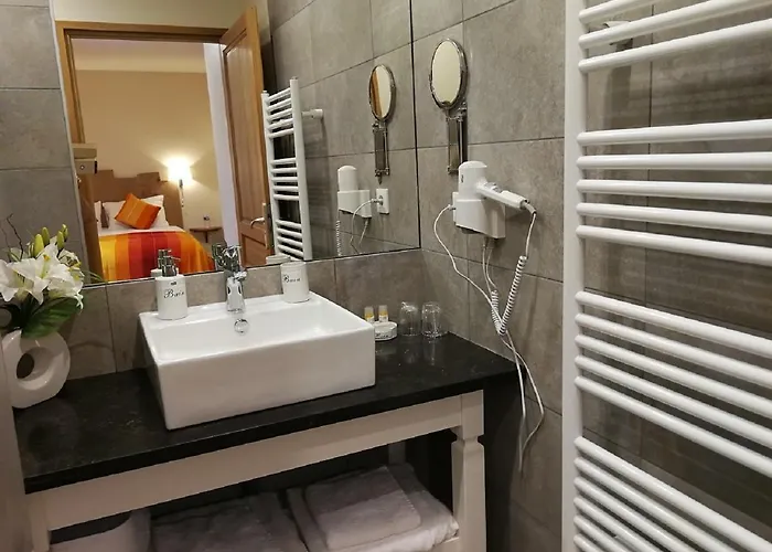 Du Vieux Tour Le Manoir B&B