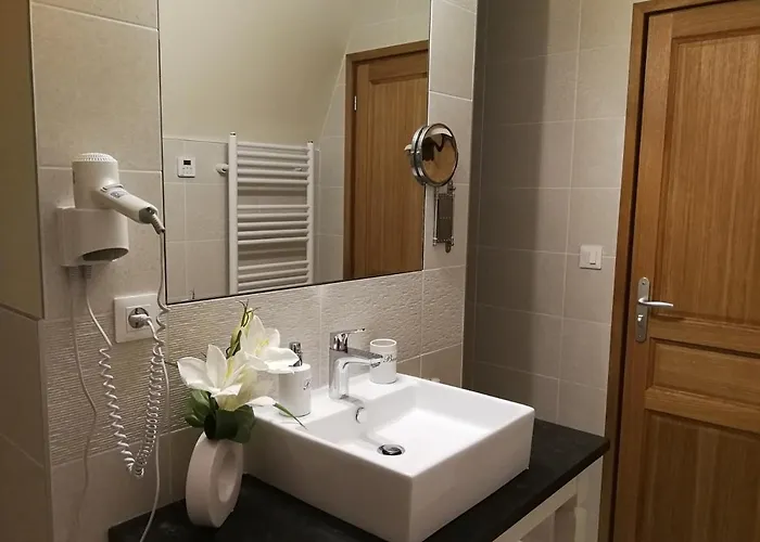 Du Vieux Tour Le Manoir B&B